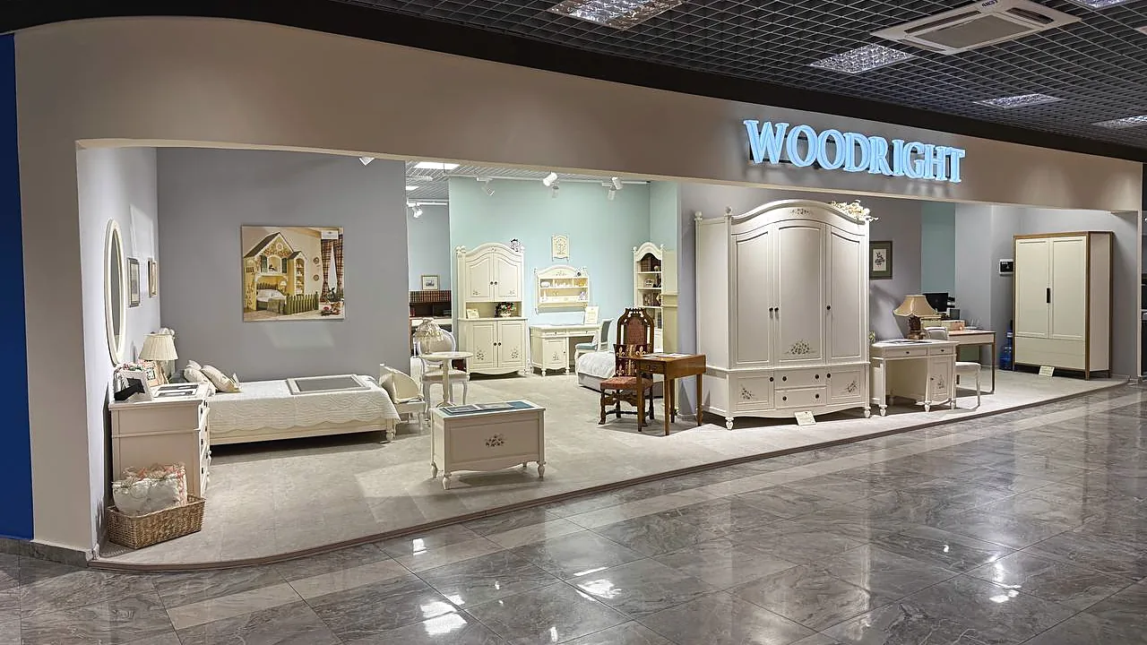 Подиум Woodright в МТК «Гранд»: светлая экспозиция мебели и вывеска шоурума