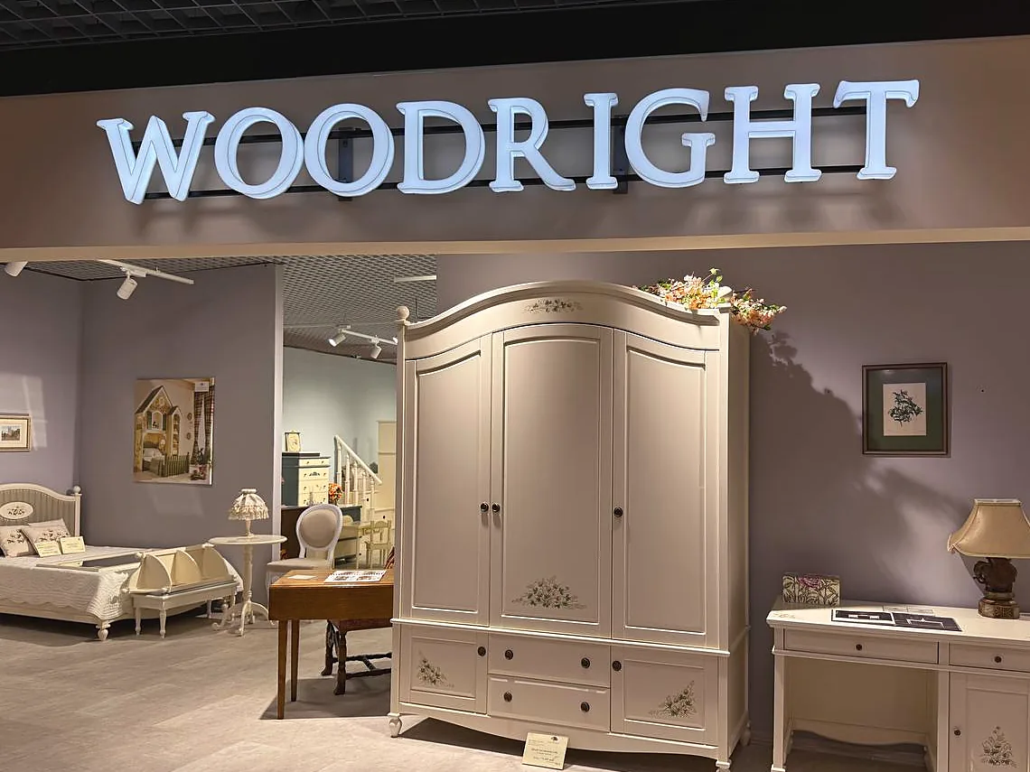 Шкаф с росписью на подиуме Woodright под вывеской шоурума
